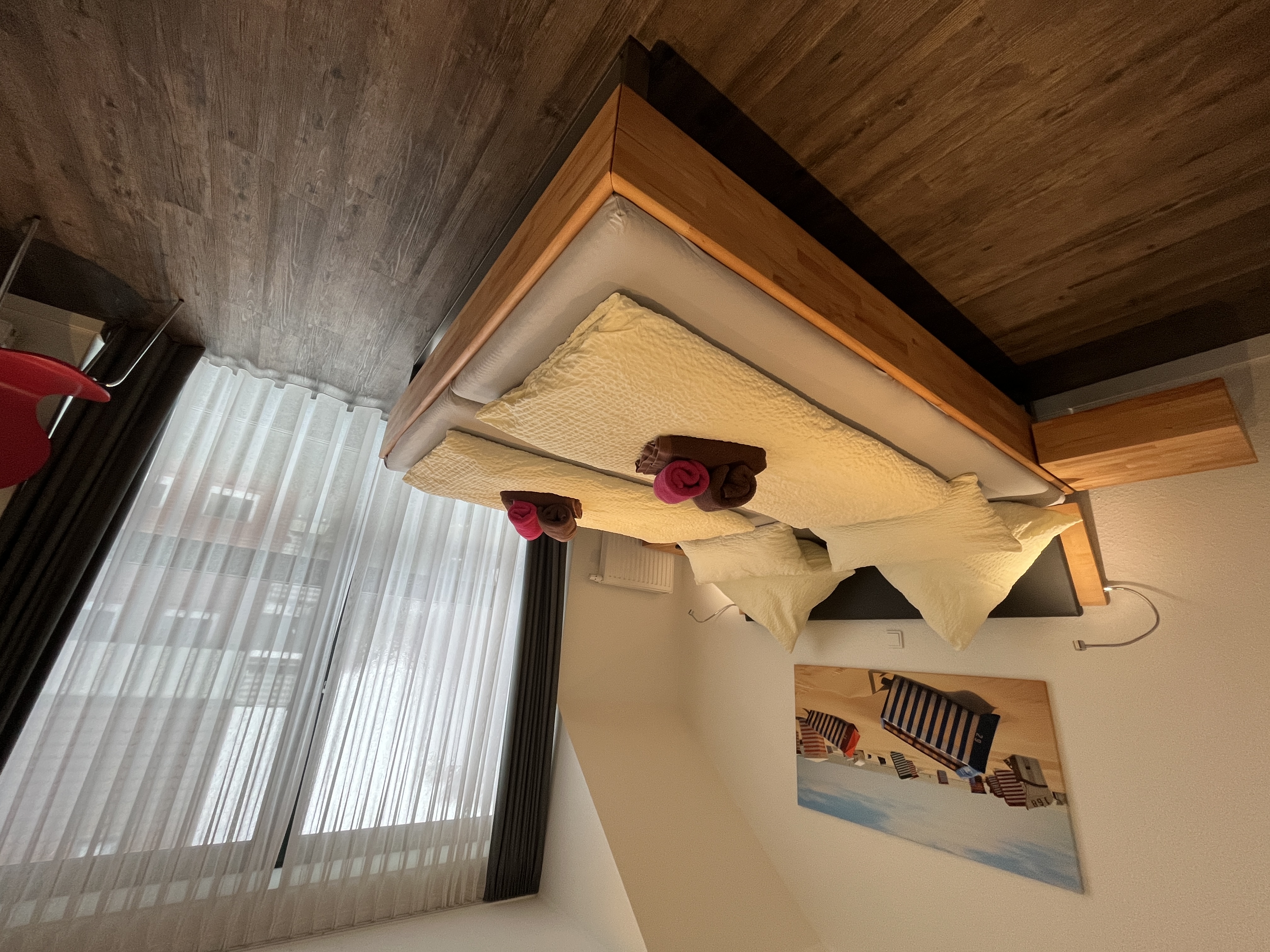 Schlafzimmer – neue
        Massivholzbetten – weitere Ansicht