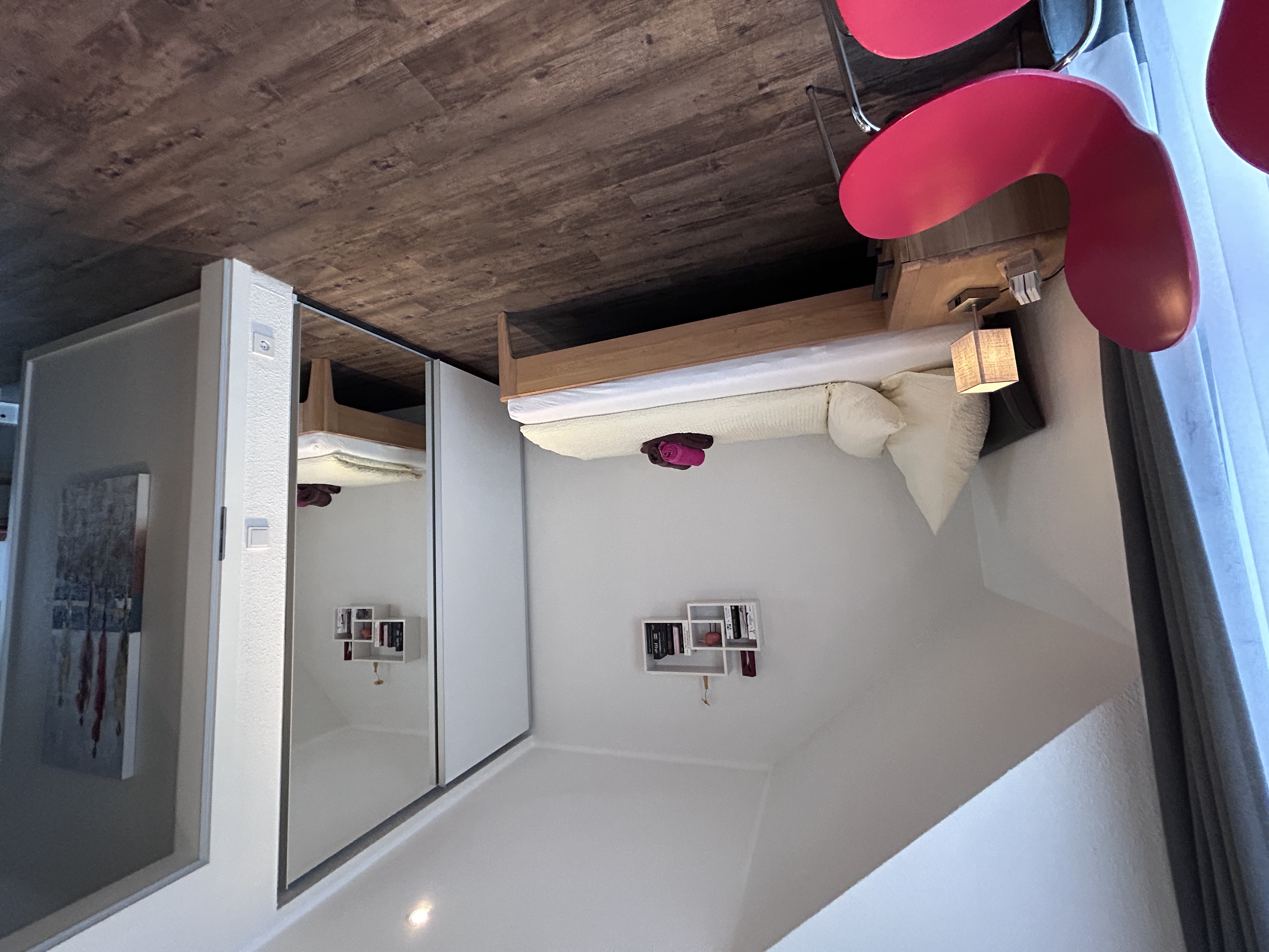 Zweites Schlafzimmer – neue Massivholzbetten