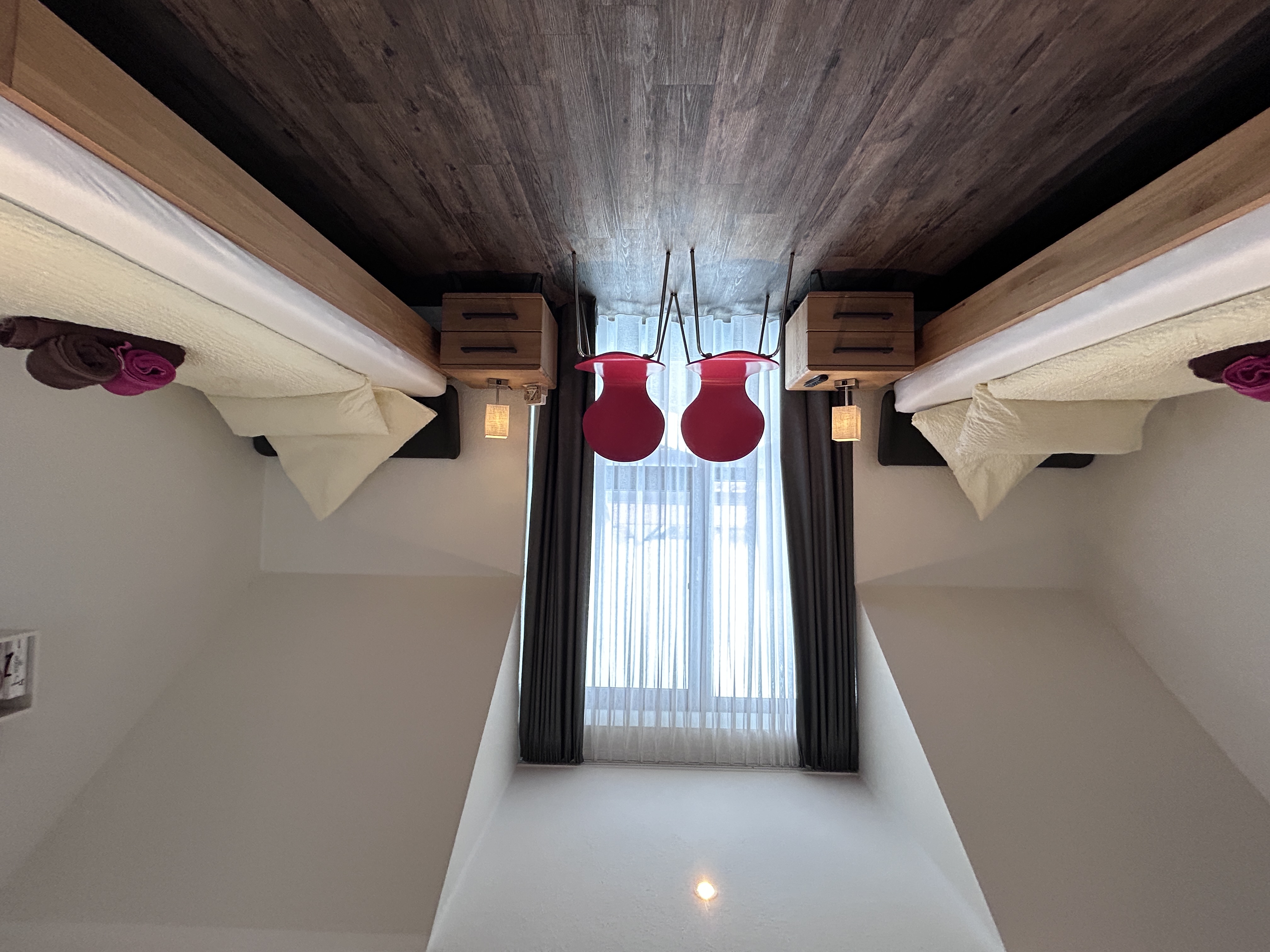 Schlafzimmer mit neuen Massivholzbetten im Ferienhaus Windvogel