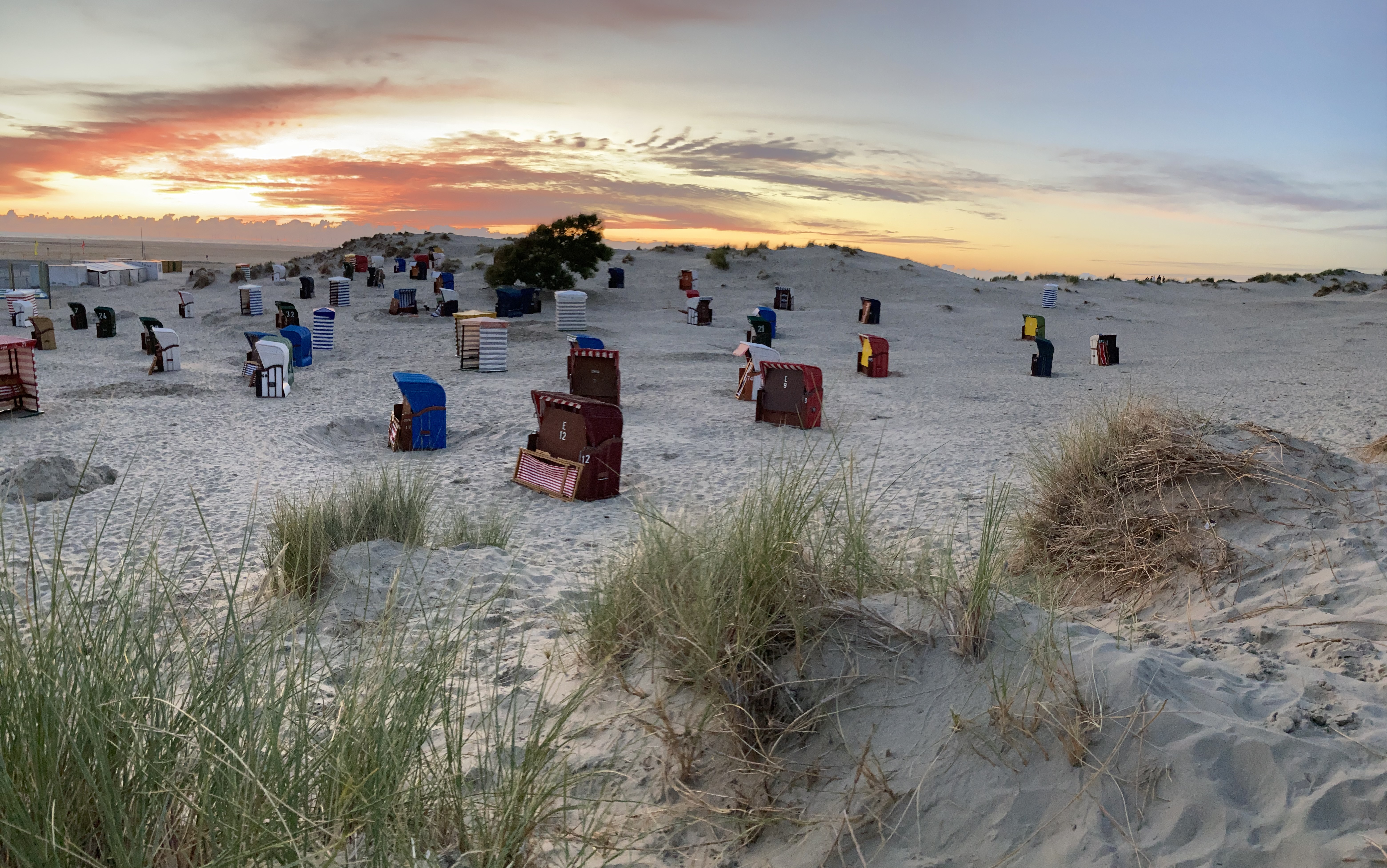 Strandkorb am Strand auf
        Borkum